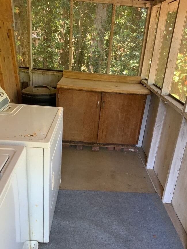 Building Photo - Great location