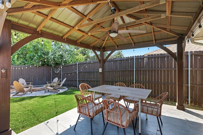 Building Photo - 2402 Blue Holly Dr