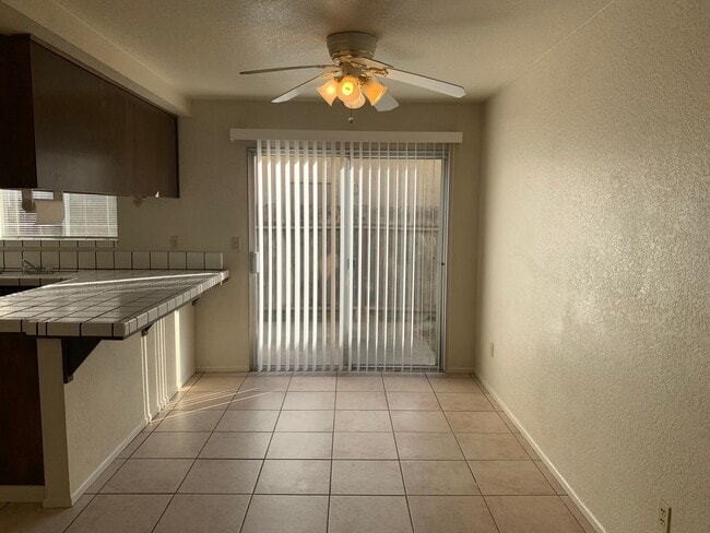 Building Photo - MON390