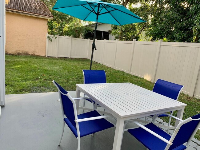 Building Photo - 717 Lake Wellington Dr