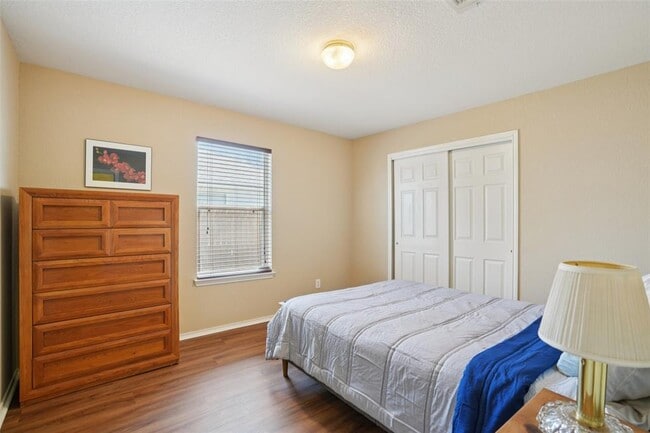 Building Photo - 410 S Water Ln