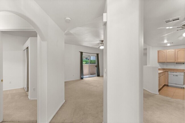 Building Photo - Beautiful 2 Bed 2 Bath ground floor condo in Guard Gated Green Valley Community. 1 Car garage!