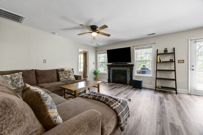 Building Photo - Fully Furnished Month to Month/Short Term Rental!