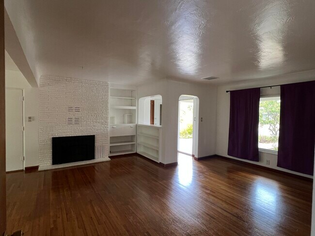 Building Photo - 925 Quincy St NE