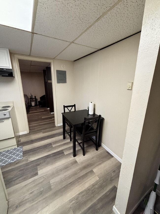 Building Photo - 380 S Wagon Wheel Dr