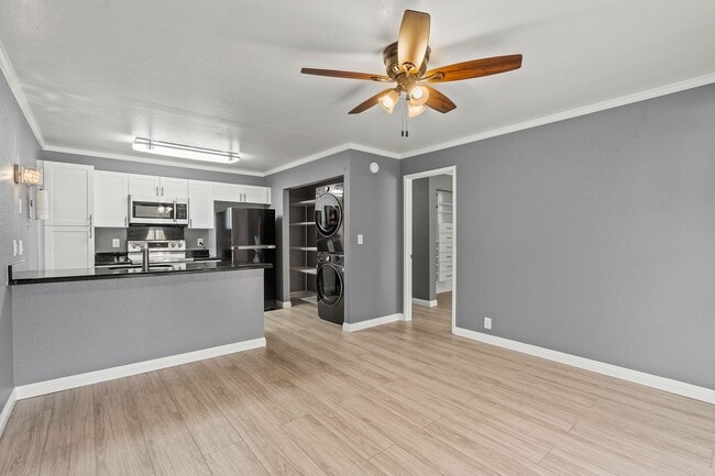Building Photo - Ihona Townhome 1BR, 1BA, 1PKG, AC, W/D