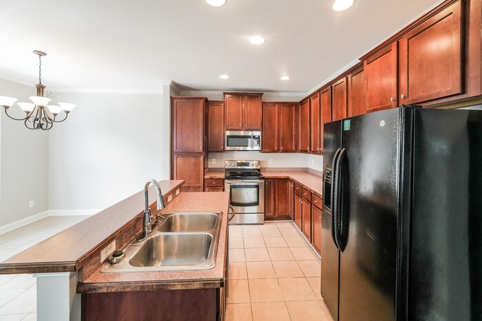 Building Photo - 15 Heritage Ave