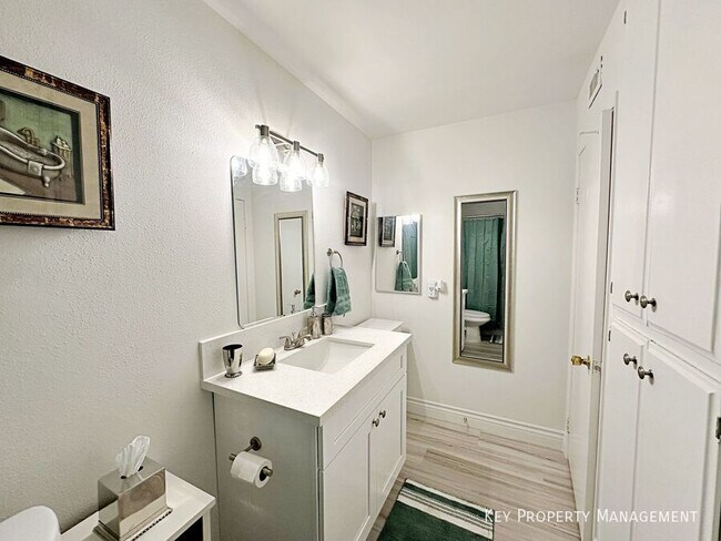 Building Photo - 1405 E Vegas Valley Dr