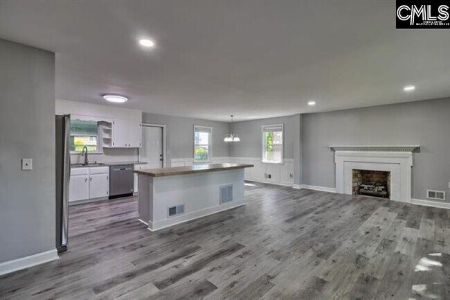 Building Photo - 4057 Rosewood Dr