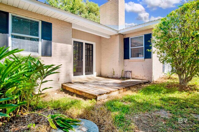Building Photo - 703 Belrose Ave