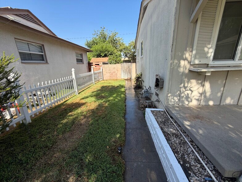 Building Photo - 3552 N Alameda Ave