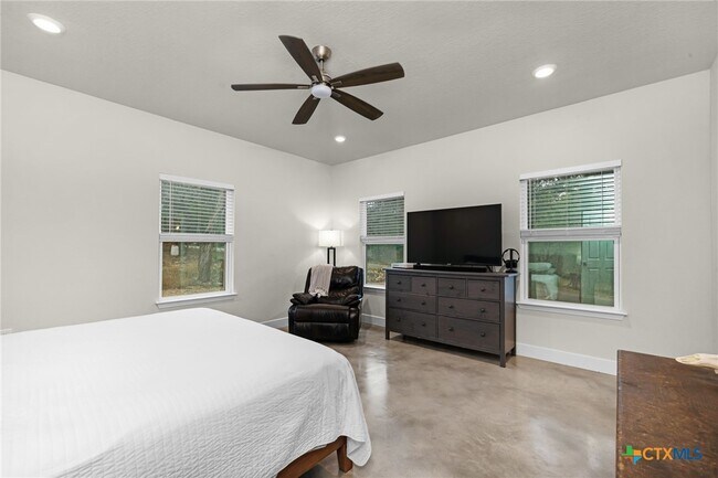 Building Photo - 446 W Overlook Dr