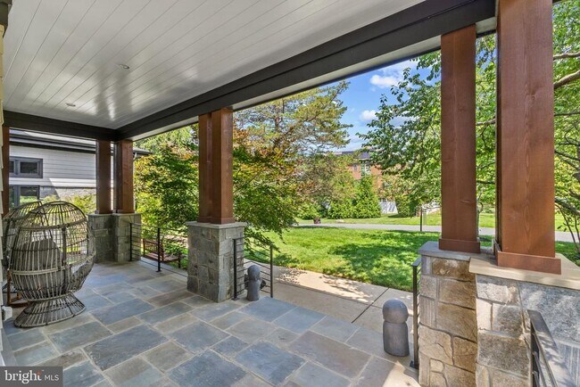Building Photo - 1513 Oakview Dr