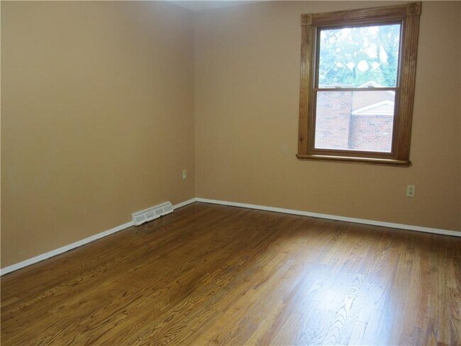 Building Photo - 2341 Southwood Dr