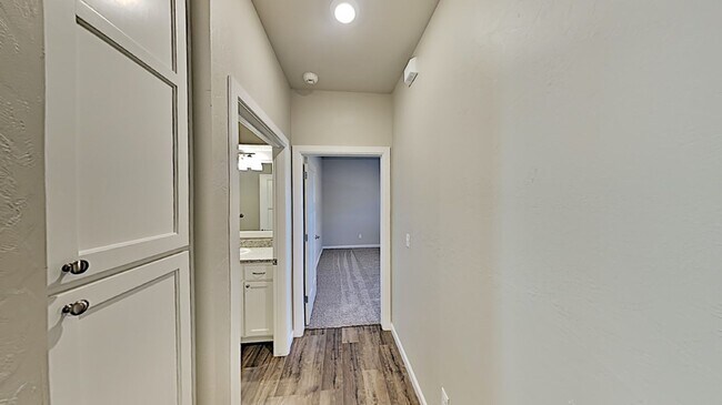 Building Photo - Very Nice 3 Bedroom 2 Bath Home in Yukon S...