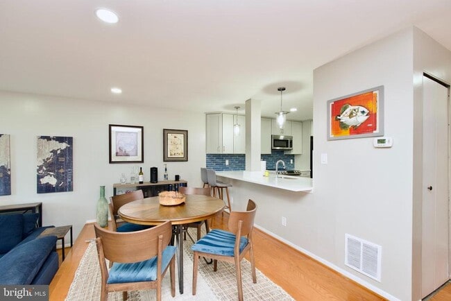 Building Photo - 2204 S Quincy St