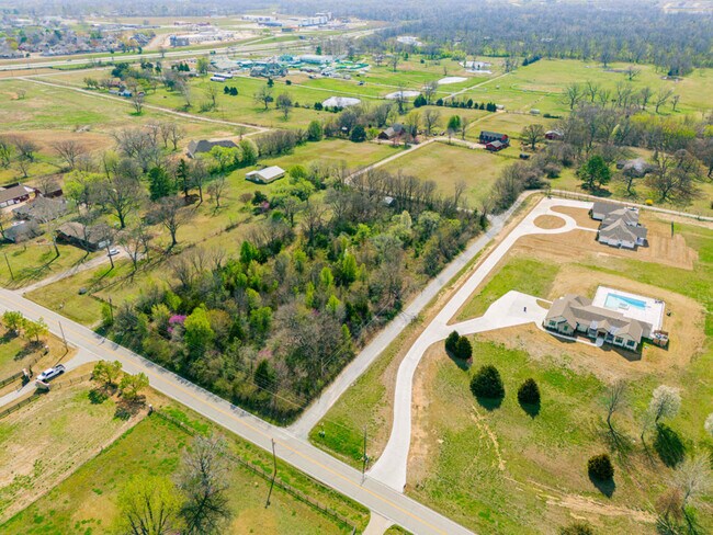 Building Photo - 9224 W 1st St