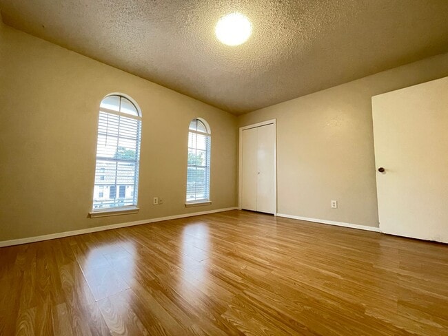 Building Photo - Affordable 2/1