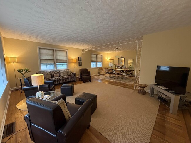 Building Photo - 33 N Gladstone Ave