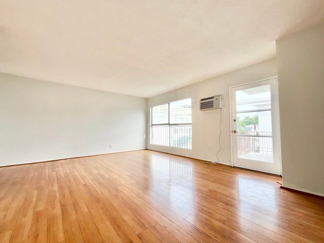 Building Photo - 1142 N Orange Grove Ave