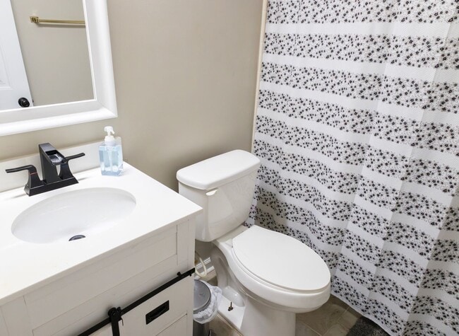 Building Photo - Renovated 2-Bedroom 2-Bathroom Townhome w/...