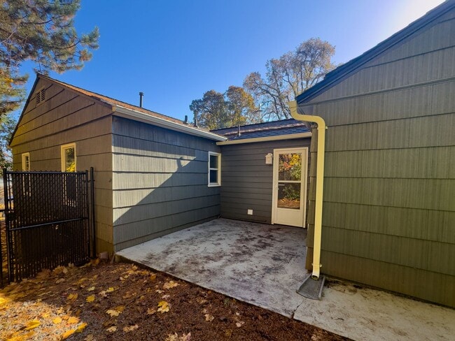 Building Photo - MOVE IN SPECIAL - Charming 2 Bed 1 Bath Home on Fenced Corner Lot in South Salem