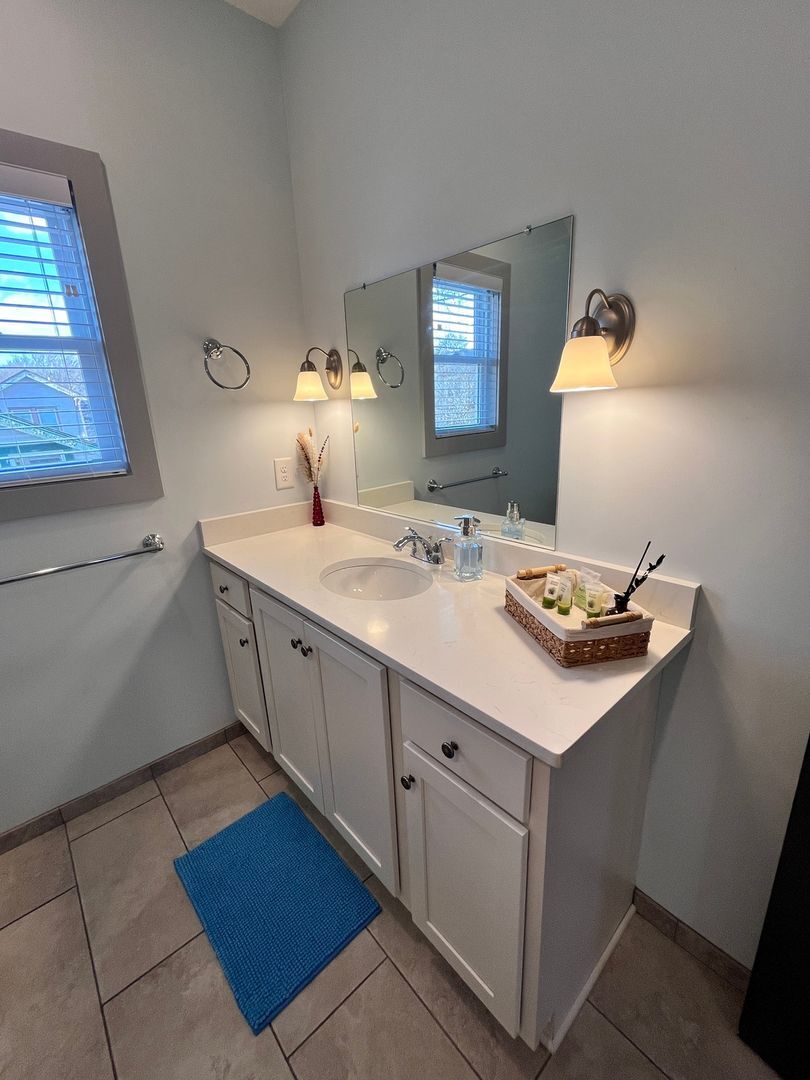 Building Photo - 420 Veritas St