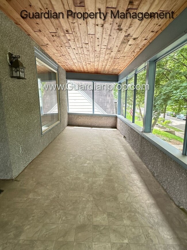 Building Photo - Linden Hills Upper Level Duplex, Sunroom, ...