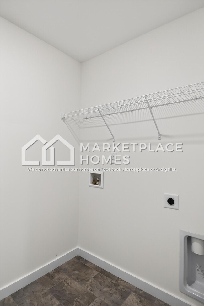 Building Photo - 3220 Highline Dr