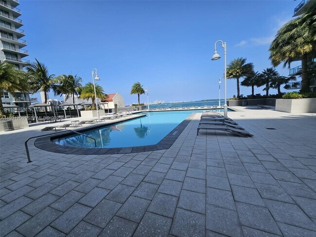 Building Photo - 1155 Brickell Bay Dr