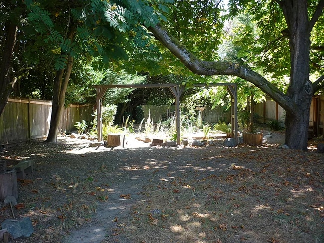 Building Photo - Great Northgate/Maple Leaf location - cute...