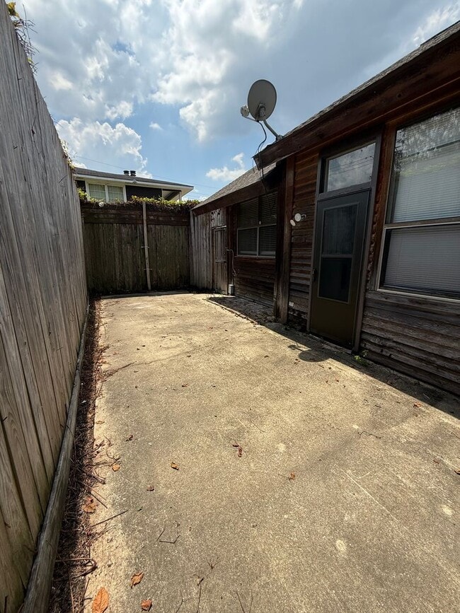 Primary Photo - Cozy Efficiency with private backyard