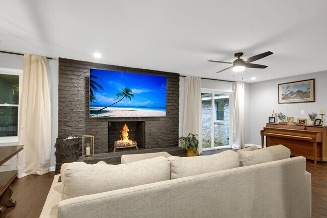 Building Photo - Beautifully Renovated West Ashley Home
