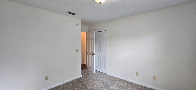 Building Photo - Charming 3 Bed / 2 Bath Home – Pet Friendl...