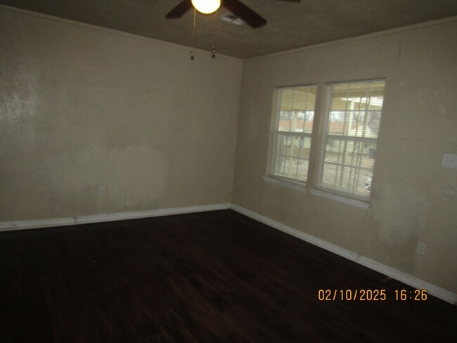 Building Photo - New listing! 3 bedrooms/1 bath/garage with carport