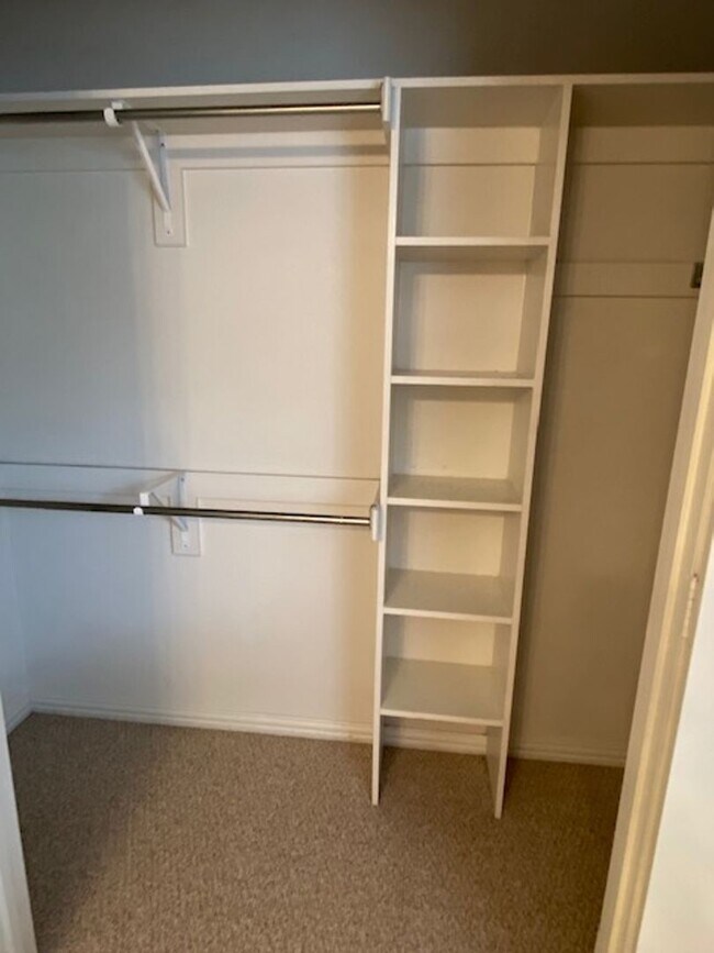Building Photo - 2 BEDROOM 2.5 BATH TOWNHOME