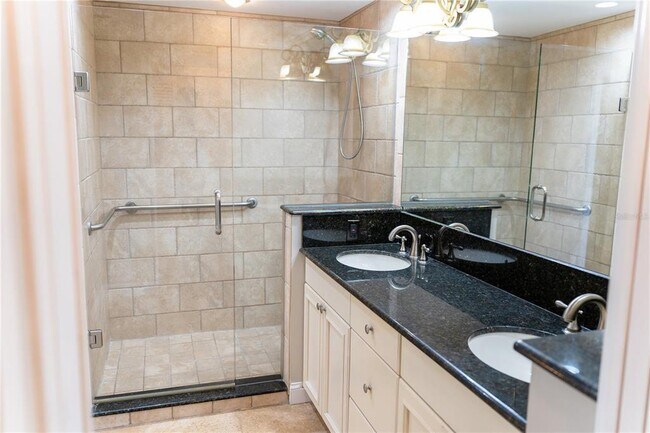 Building Photo - 1 Beach Dr SE