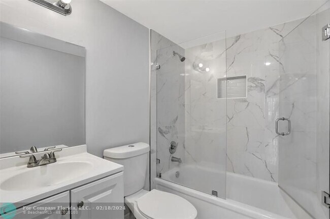 Building Photo - 4156 Inverrary Dr