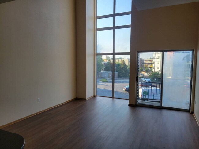 Building Photo - 2121 S Kinnickinnic Ave
