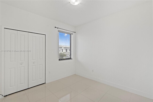 Building Photo - 535 SW 91st Pl