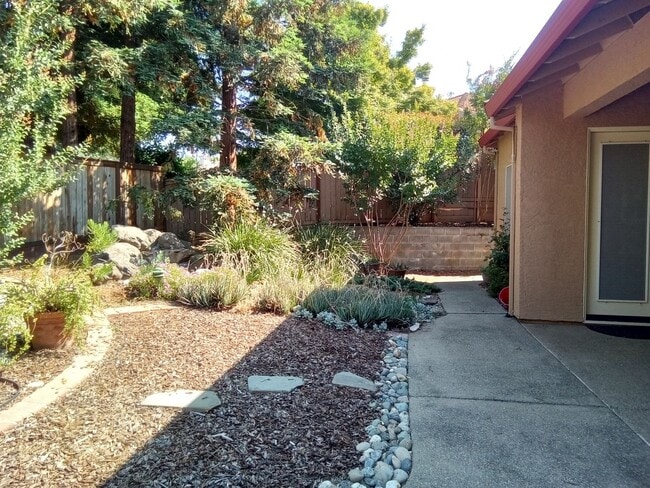 Building Photo - Gated: Single Story Heritage Oaks 3 Bedroom Plus Office/Den 3 Car Garage with lots of built in fo...