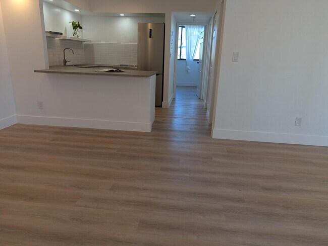 Building Photo - 2715 Tigertail Ave