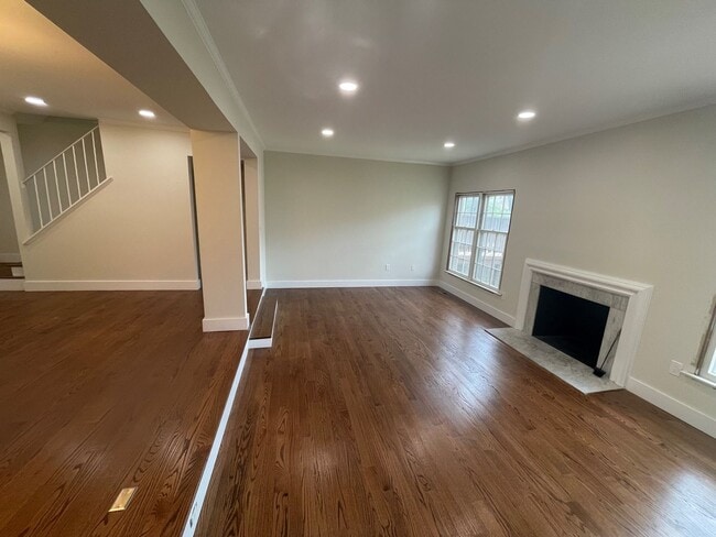 Building Photo - BEAUTIFLLY UPDATED TOWNHOME