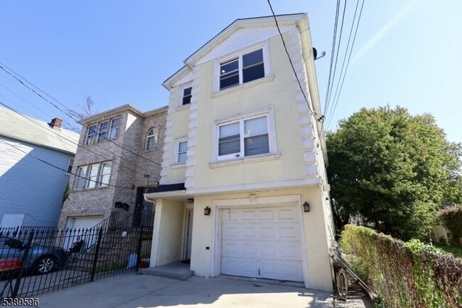 Building Photo - 338 S 20th St
