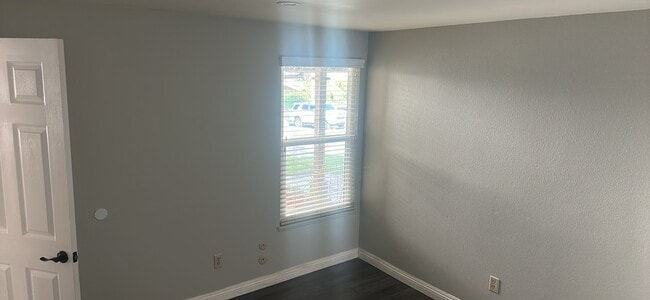 Building Photo - 2429 Greenwich Dr