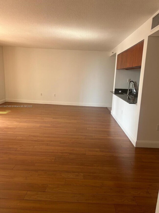 Building Photo - 1200 Brickell Bay Dr