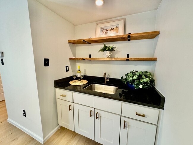 Building Photo - READY 06-11-26!! Fantastic Condo By The Beach! Fenced Patio - All Appliances - Community Pool!