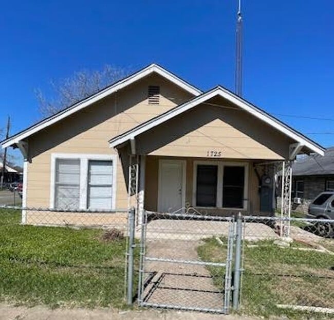 Primary Photo - 1725 McFerrin Ave