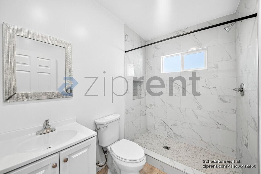 Building Photo - 10963 Des Moines Ave