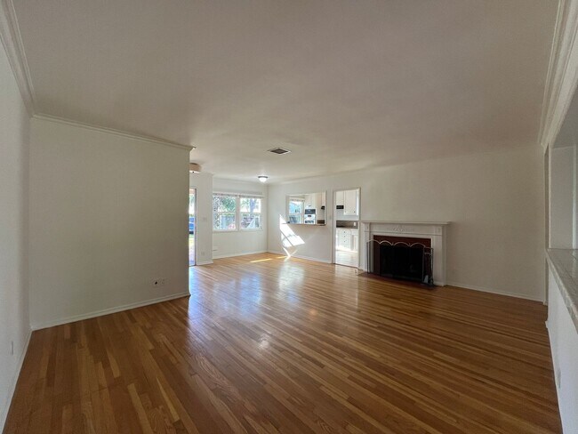 Building Photo - Sherman Oaks 3+2 w/appliances, family room, central air + more! (13627 Huston)